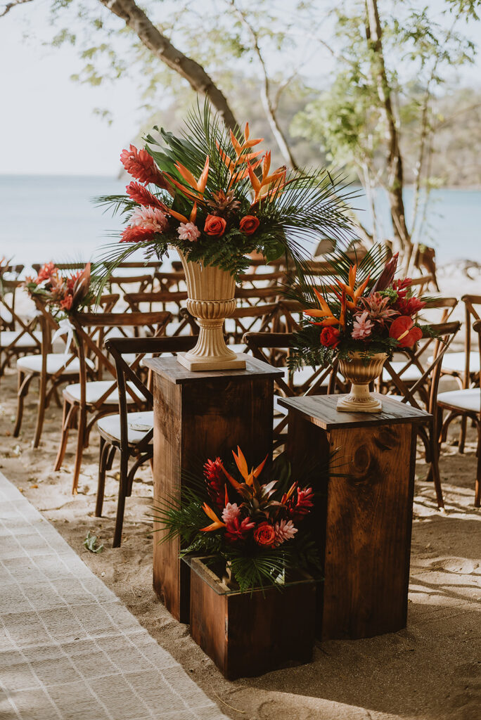 flower arrangement for beach wedding